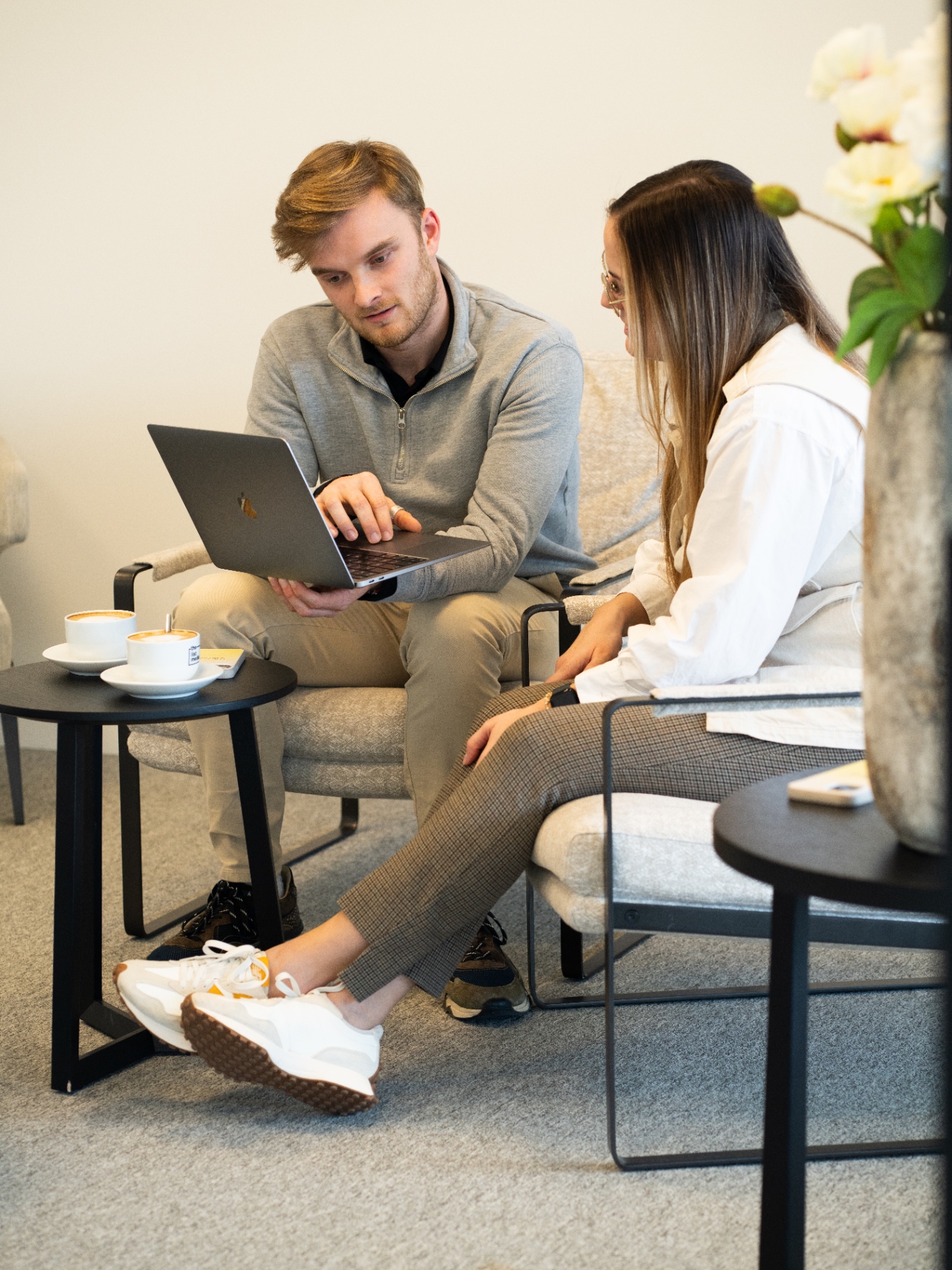 Samenwerken achter de laptop